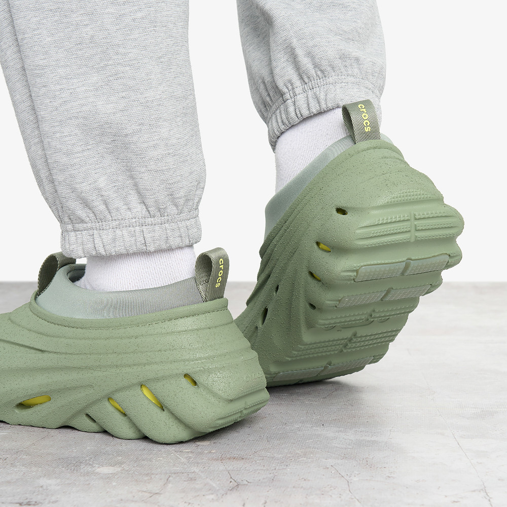Мужские клоги Crocs Echo Sand Storm - фото 10