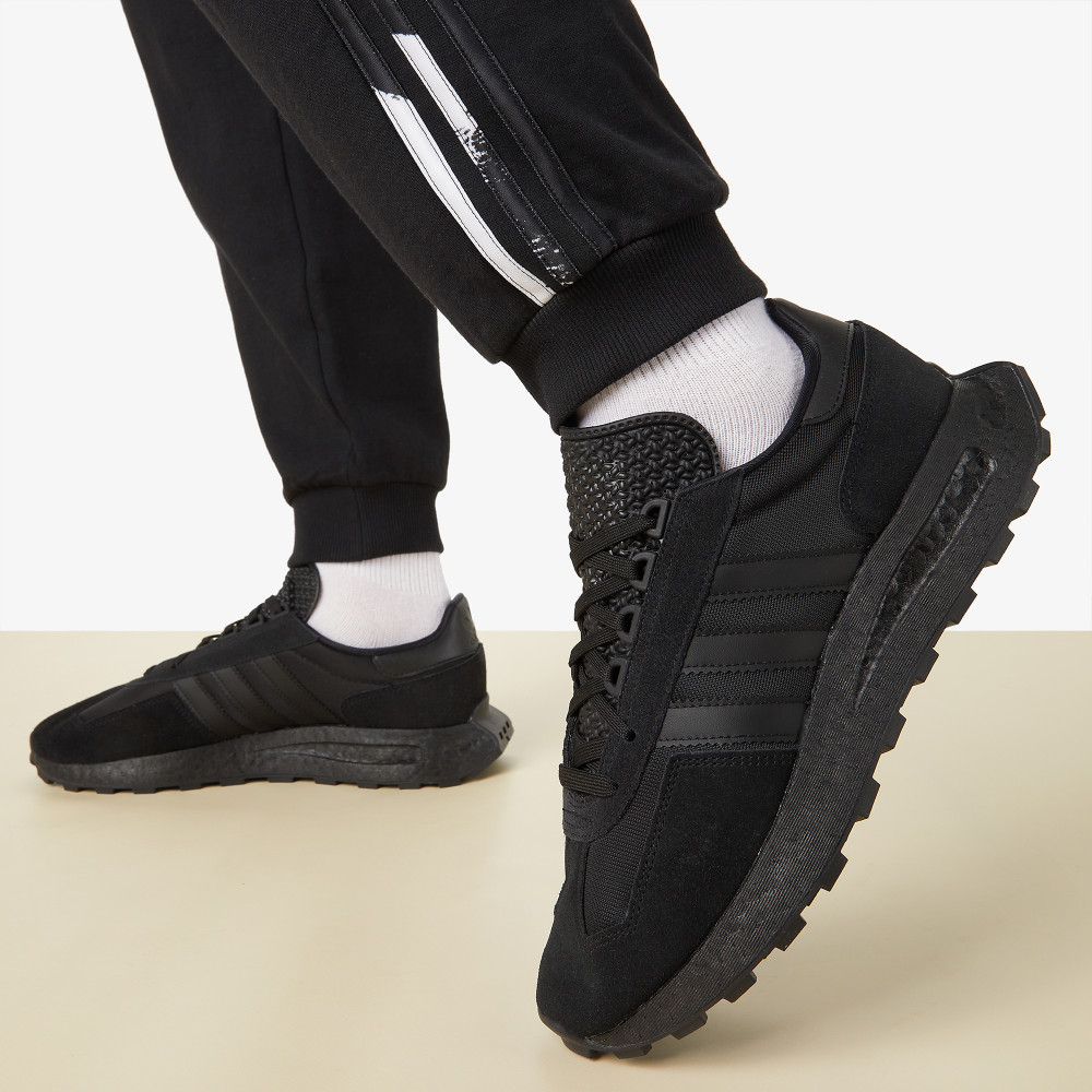 All black adidas i 2024 5923