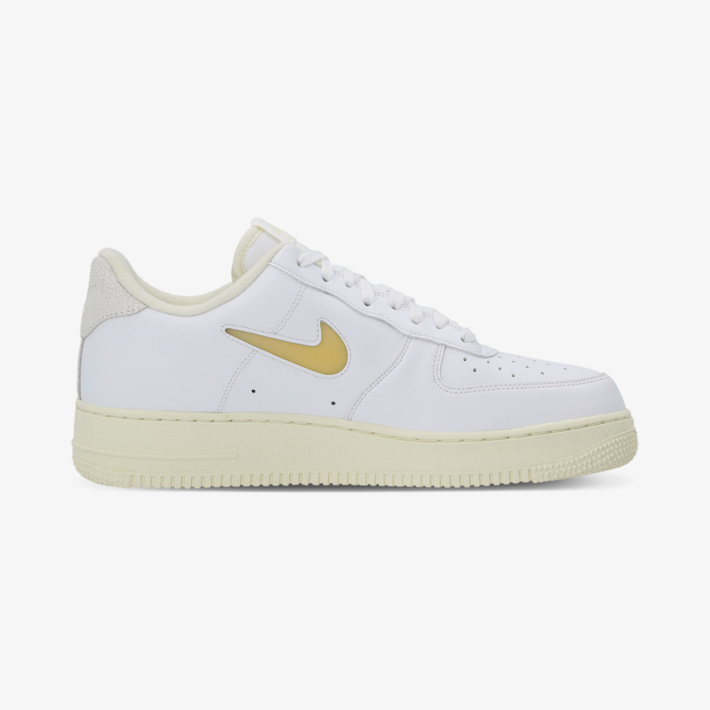 Nike air force hotsell 1 07 white gold